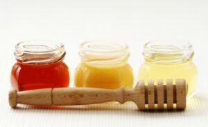 Три разных сорта мёда в свежем виде
