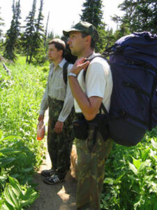 Дмитрий Сидоров (слева) нашел новый вид пчелы во время экспедиции