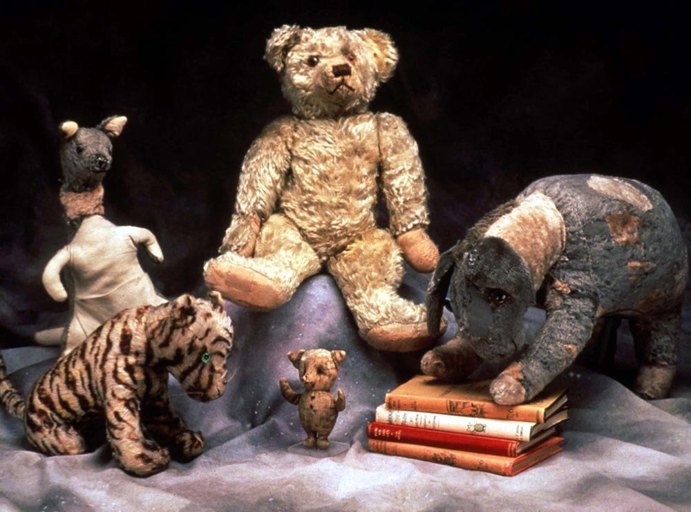 Подлинные игрушки Кристофера Робина: Тигра, Кенга, Пух, Иа-Иа и Пятачок.
