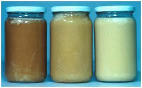 Один и тот же зрелый мёд хранился в различных условиях: Слева — при температуре окружающей сре¬ды на свету; посередине — в темном месте при комнатной температуре (20-25° С); справа — в темном месте при температуре 15° С.