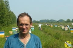Пчеловод Старчевский Андрей на фоне пасеки