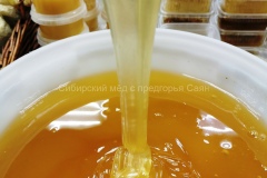 Мёд в процессе кристаллизации